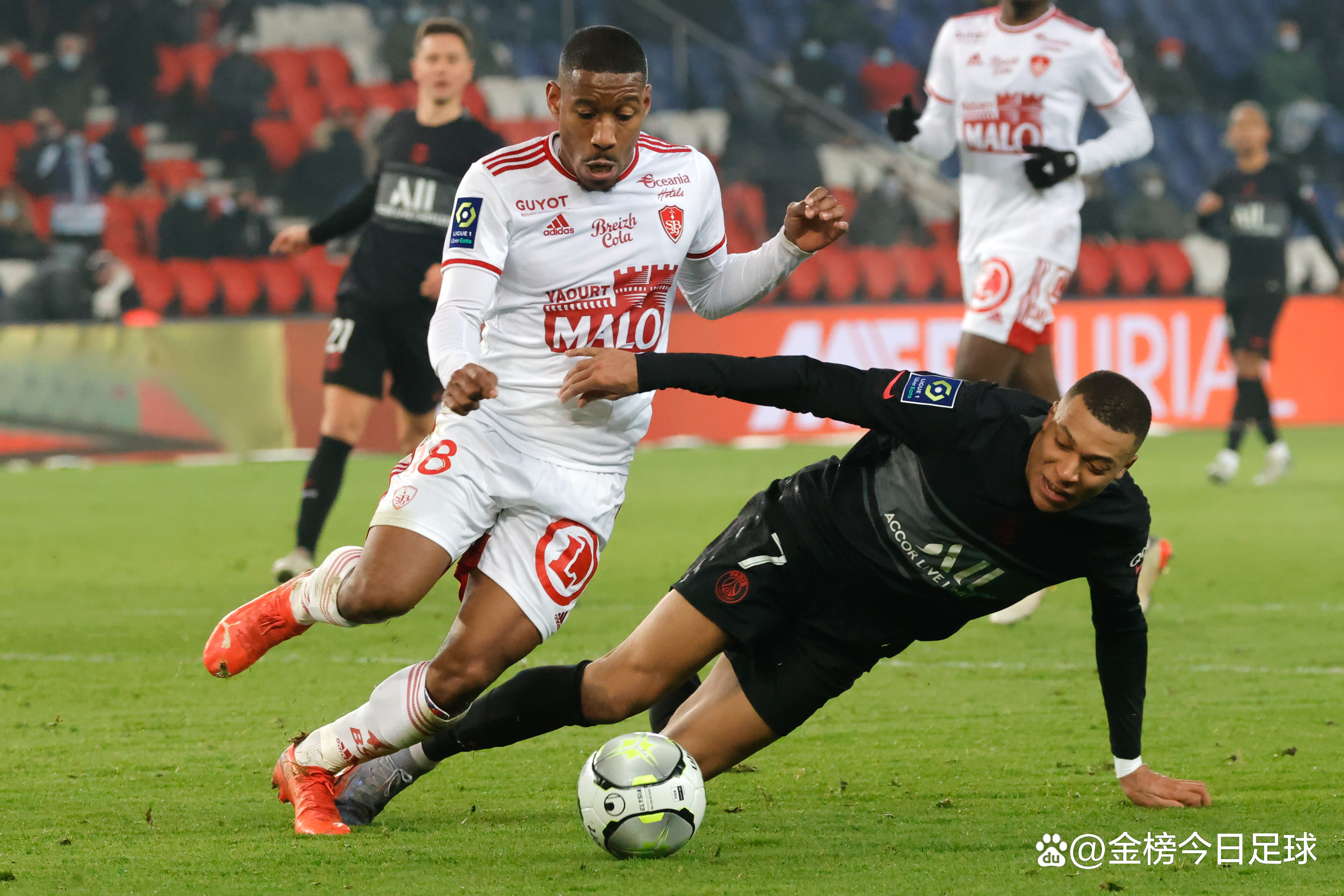 包含国际比赛日社区盾焦点战，巴黎圣日耳曼战术微调，悬念犹存，训练强度明显提升的词条